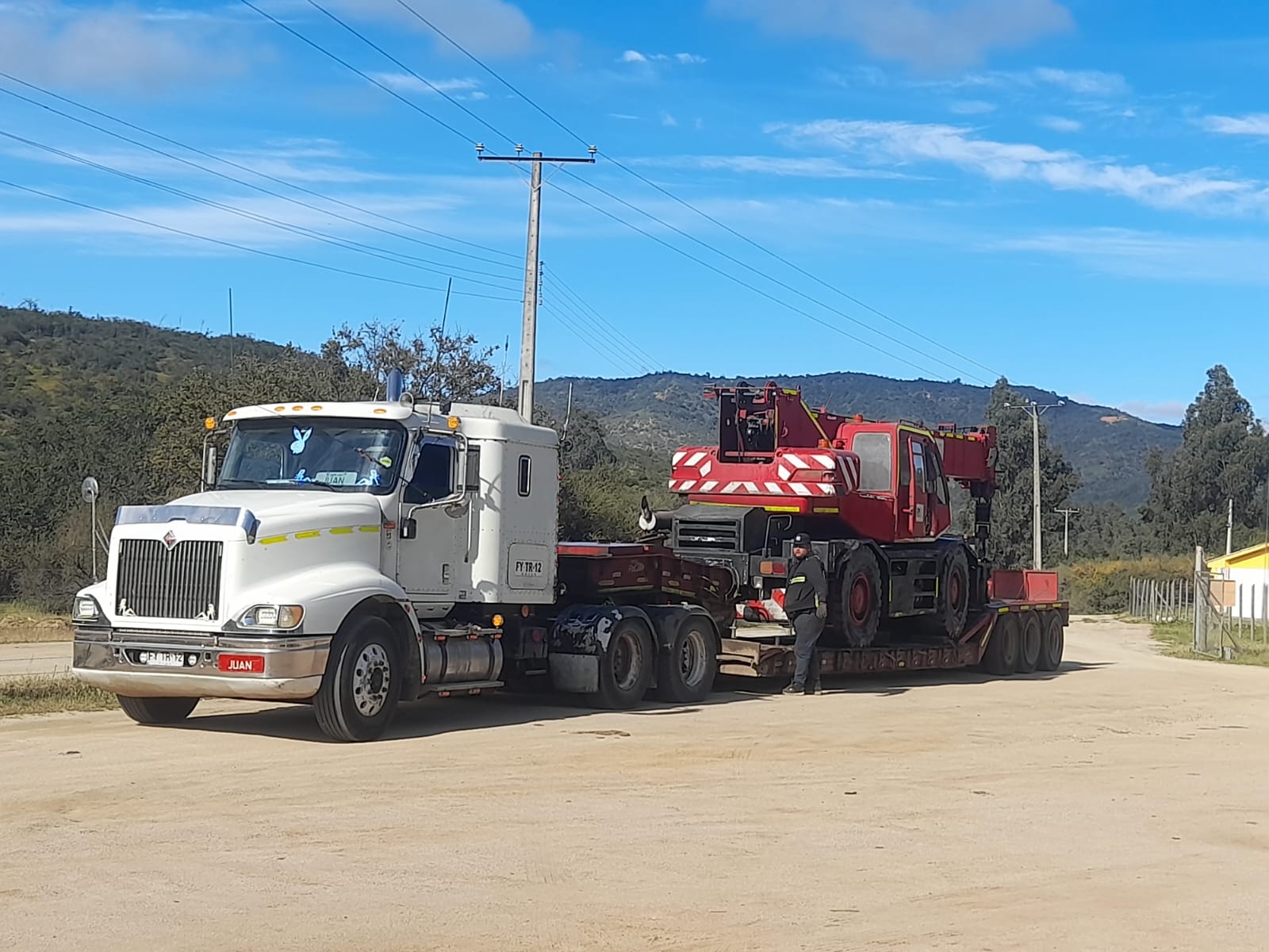 Logística de camiones especializados en V Región Valparaíso ConCon - Flota de camiones certificados para transporte de batea y cama baja con conductores profesionales y gestión integral - Flocam Transportes