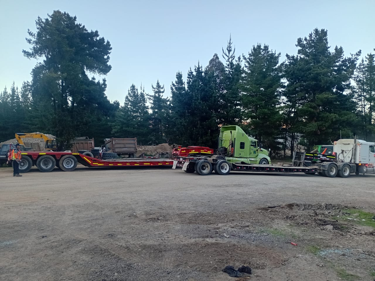 Logística de transportes para proyectos de construcción en V Región - Coordinación integral de transporte de batea cama baja y equipos para obras de infraestructura - Flocam Transportes