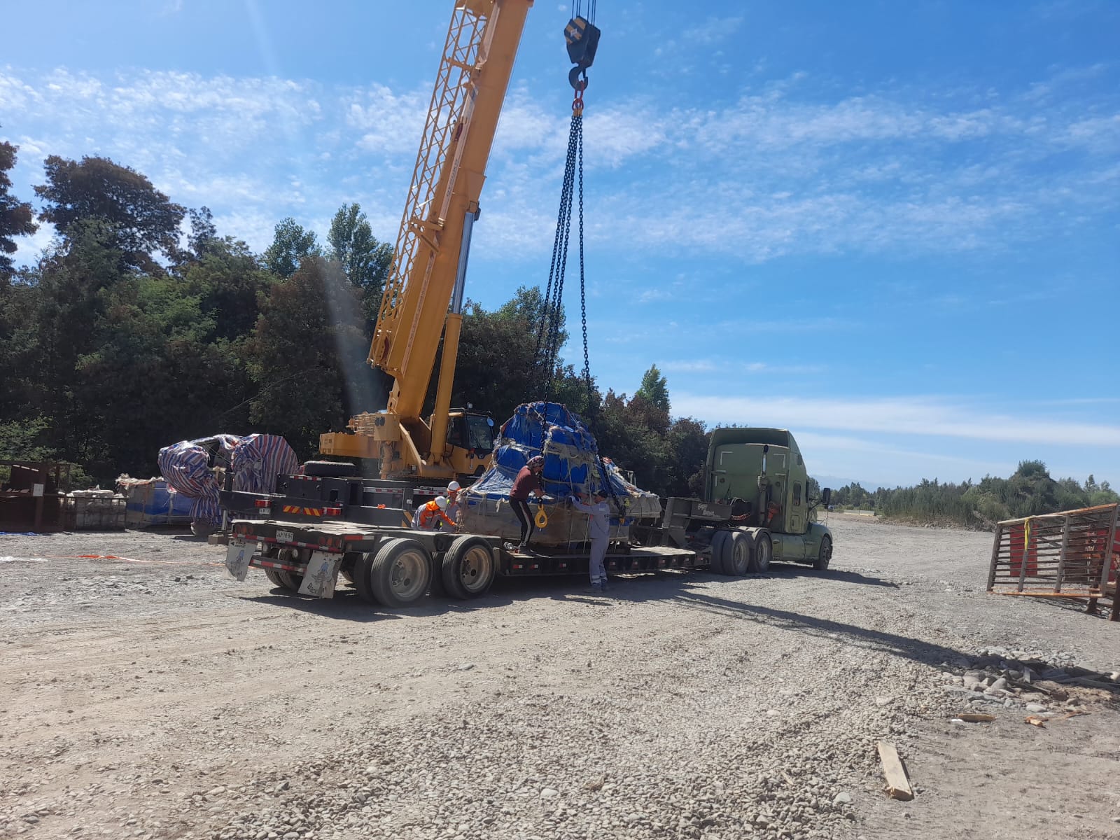 Transporte de batea para arena y áridos en V Región Valparaíso - Camión batea cargado transportando materiales de construcción con logística de transportes profesional en ConCon Viña del Mar - Flocam Transportes Chile