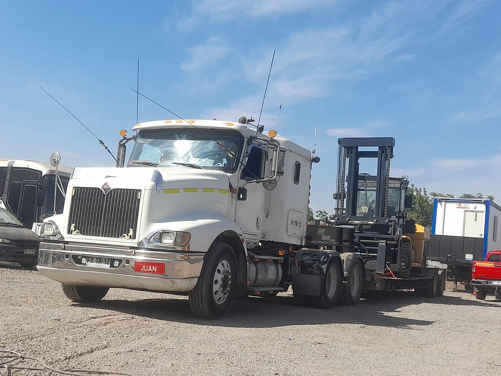 Transporte de batea para áridos en proyectos mineros Chile - Camión batea de alta capacidad transportando minerales y áridos para industria minera con logística de transportes especializada - Flocam Transportes