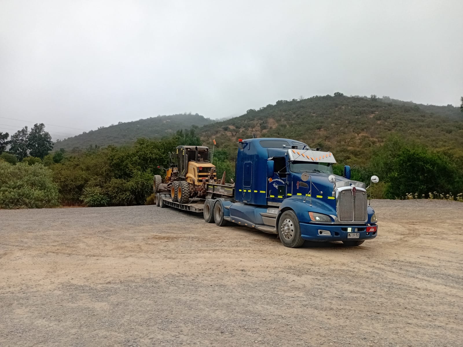 Transporte de batea con camiones especializados en Valparaíso V Región - Flota de camiones batea con conductores certificados y logística de transportes optimizada - Flocam Transportes