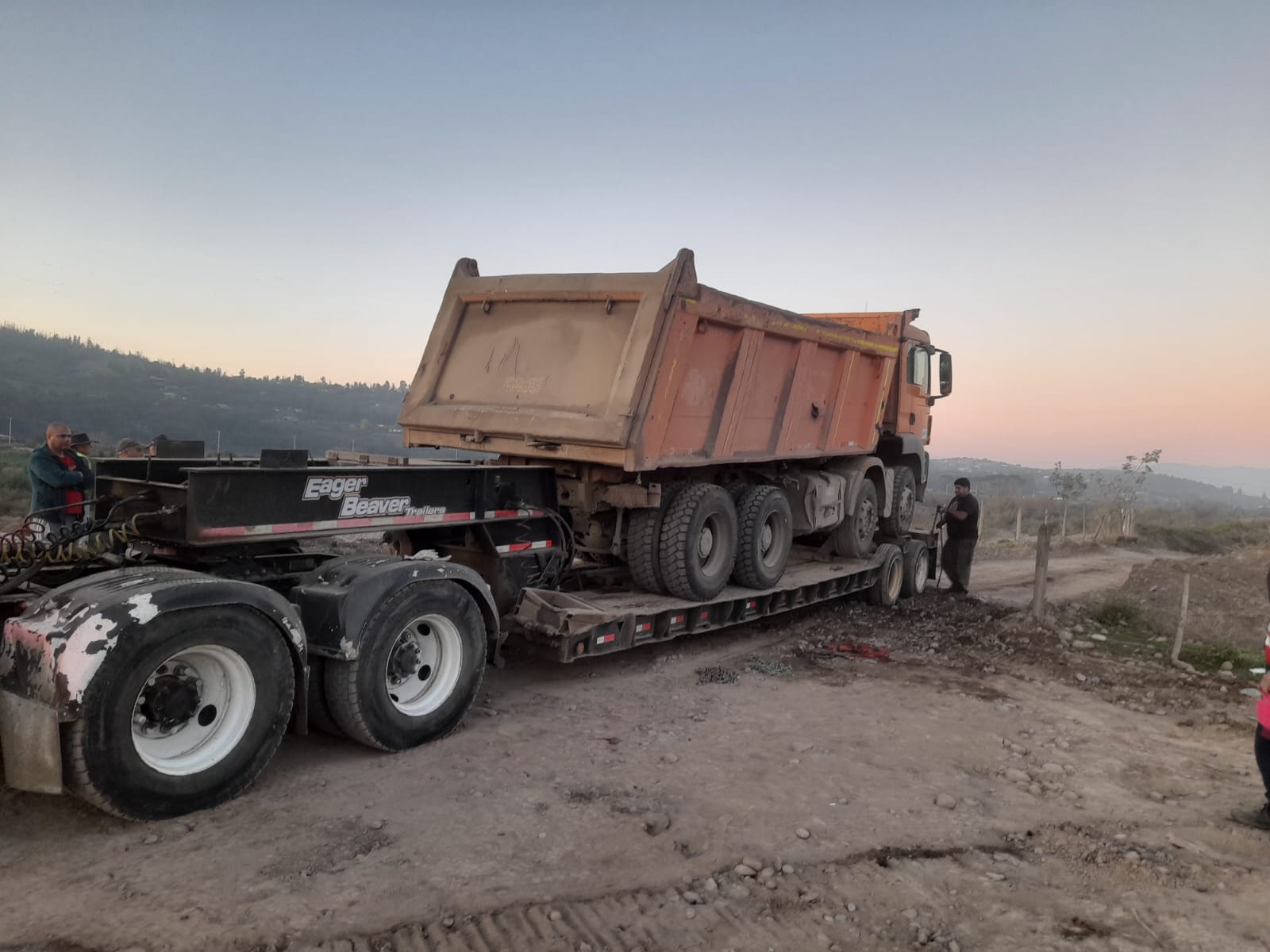 Transporte de batea para carga sobredimensionada y materiales especiales - Camión batea transportando cargas excepcionales con permisos especiales y logística de transportes coordinada - Flocam Transportes Chile