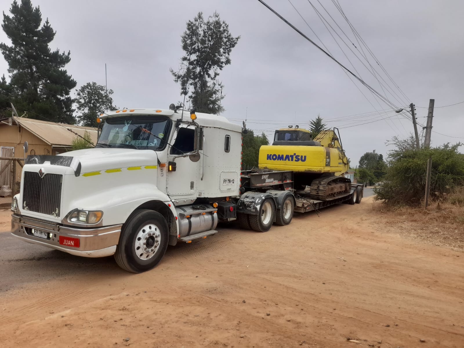 Transporte de batea para materiales de construcción en ConCon V Región - Camión batea transportando cemento áridos y materiales a granel para proyectos de construcción con logística de transportes - Flocam Transportes