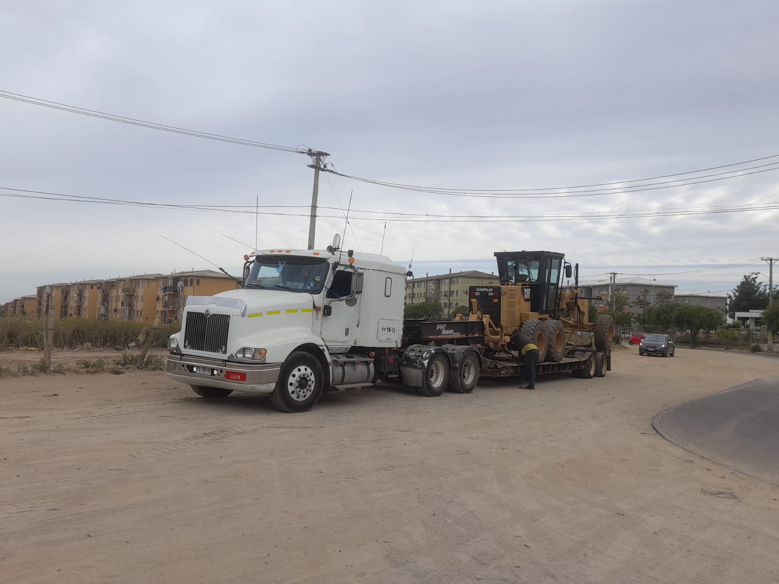 Cama baja traslados para equipos industriales sobredimensionados en Chile - Servicios de cama baja traslados transportando estructuras metálicas y maquinaria industrial con logística de camiones especializada - Flocam Transportes V Región