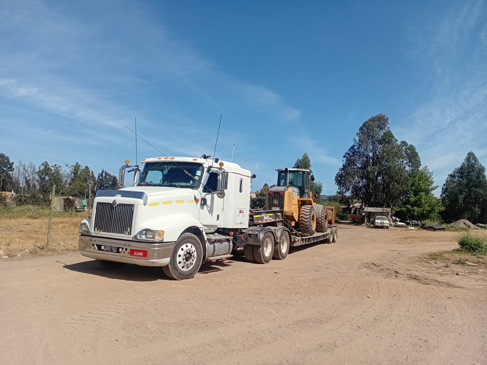 Transporte de cama baja para estructuras sobredimensionadas y elementos de gran tamaño - Cama baja especializada con permisos especiales para cargas excepcionales - Flocam Transportes V Región Chile