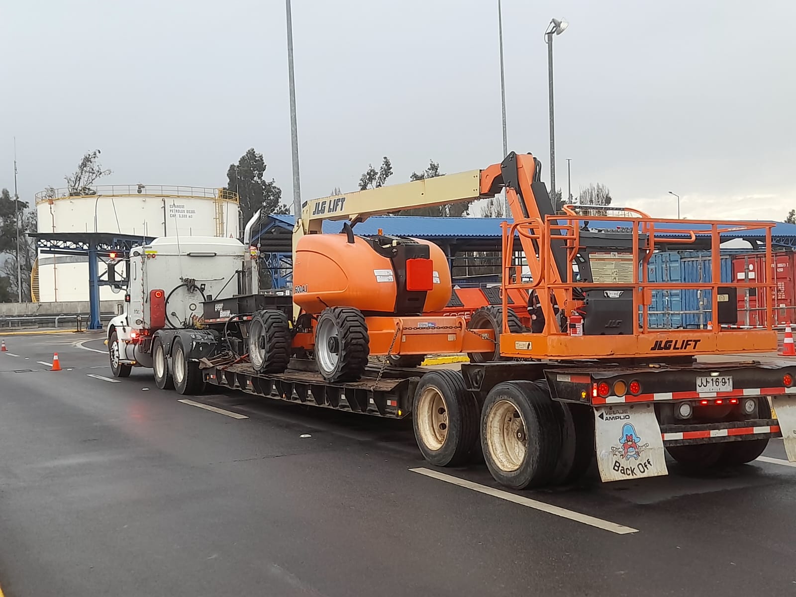 Cama baja traslados para grúas y maquinaria pesada de construcción - Servicios especializados de cama baja traslados transportando equipos de gran tonelaje con logística de camiones profesional - Flocam Transportes V Región Chile