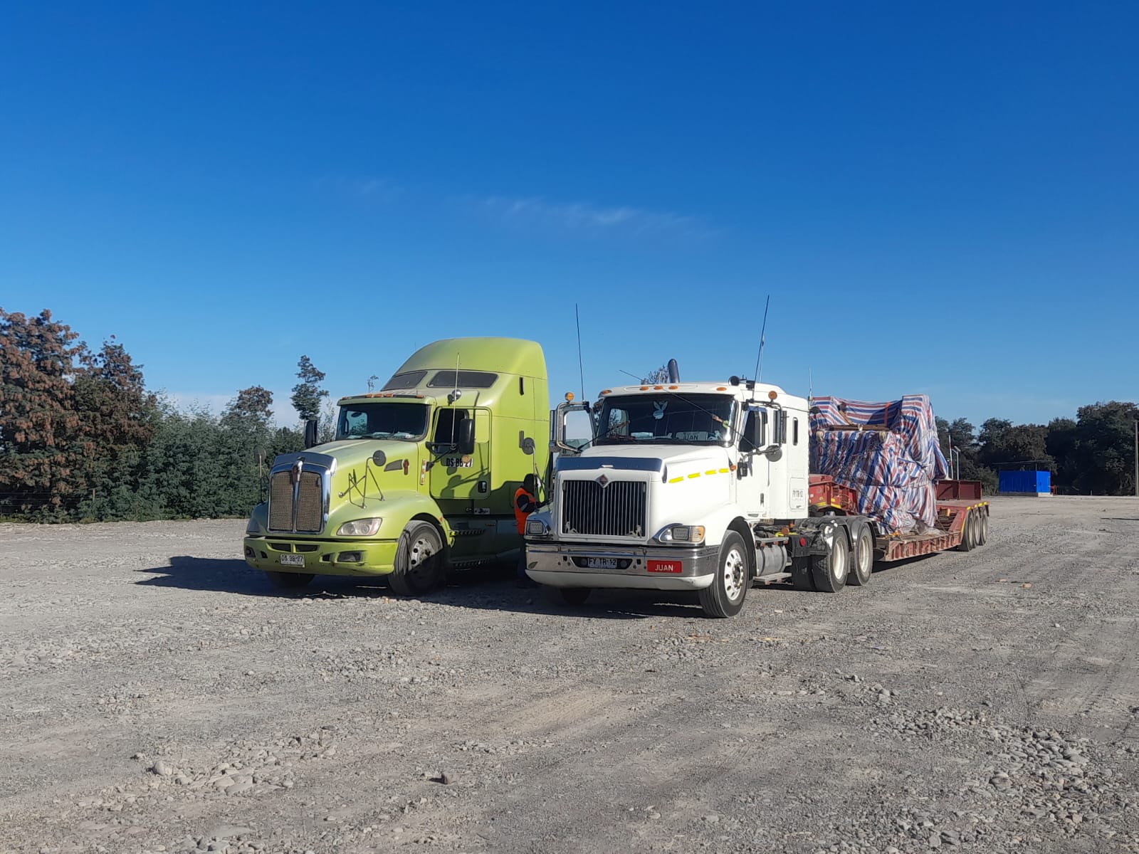 Cama baja traslados para excavadora y maquinaria pesada en V Región - Servicios de cama baja traslados especializados transportando equipos de construcción con logística de camiones profesional y conductores certificados - Flocam Transportes Valparaíso ConCon Chile