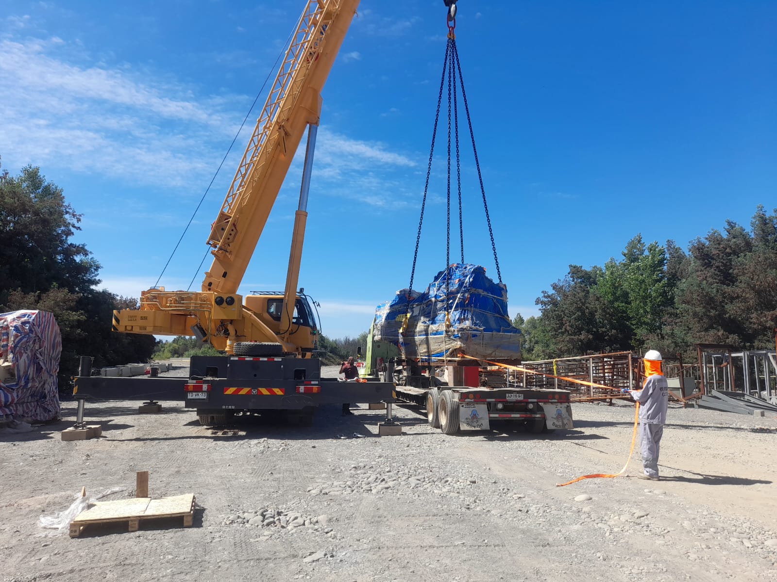 Transporte de cama baja para maquinaria minera y equipos de extracción - Cama baja especializada para industria minera con logística de camiones certificada - Flocam Transportes Chile