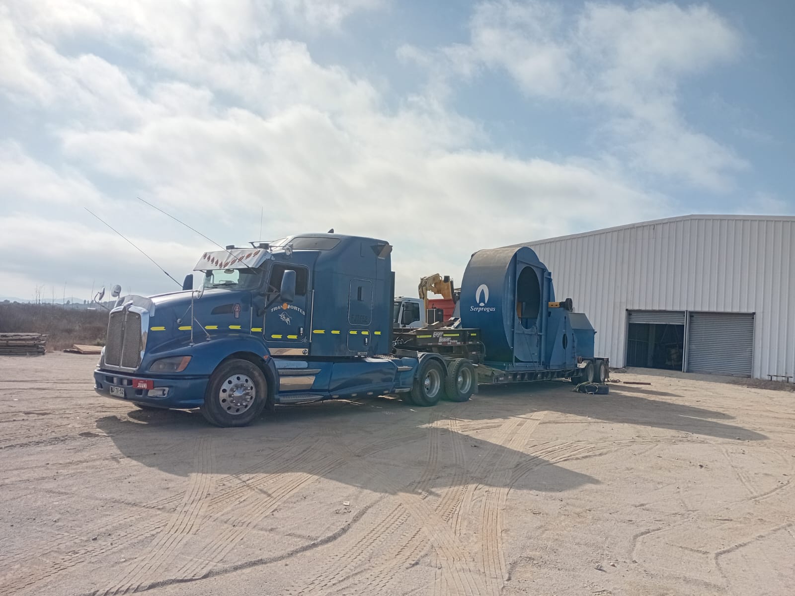 Transporte de cama baja para proyecto industrial en Chile - Gestión completa de logística para equipos industriales de gran envergadura y complejidad - Flocam Transportes