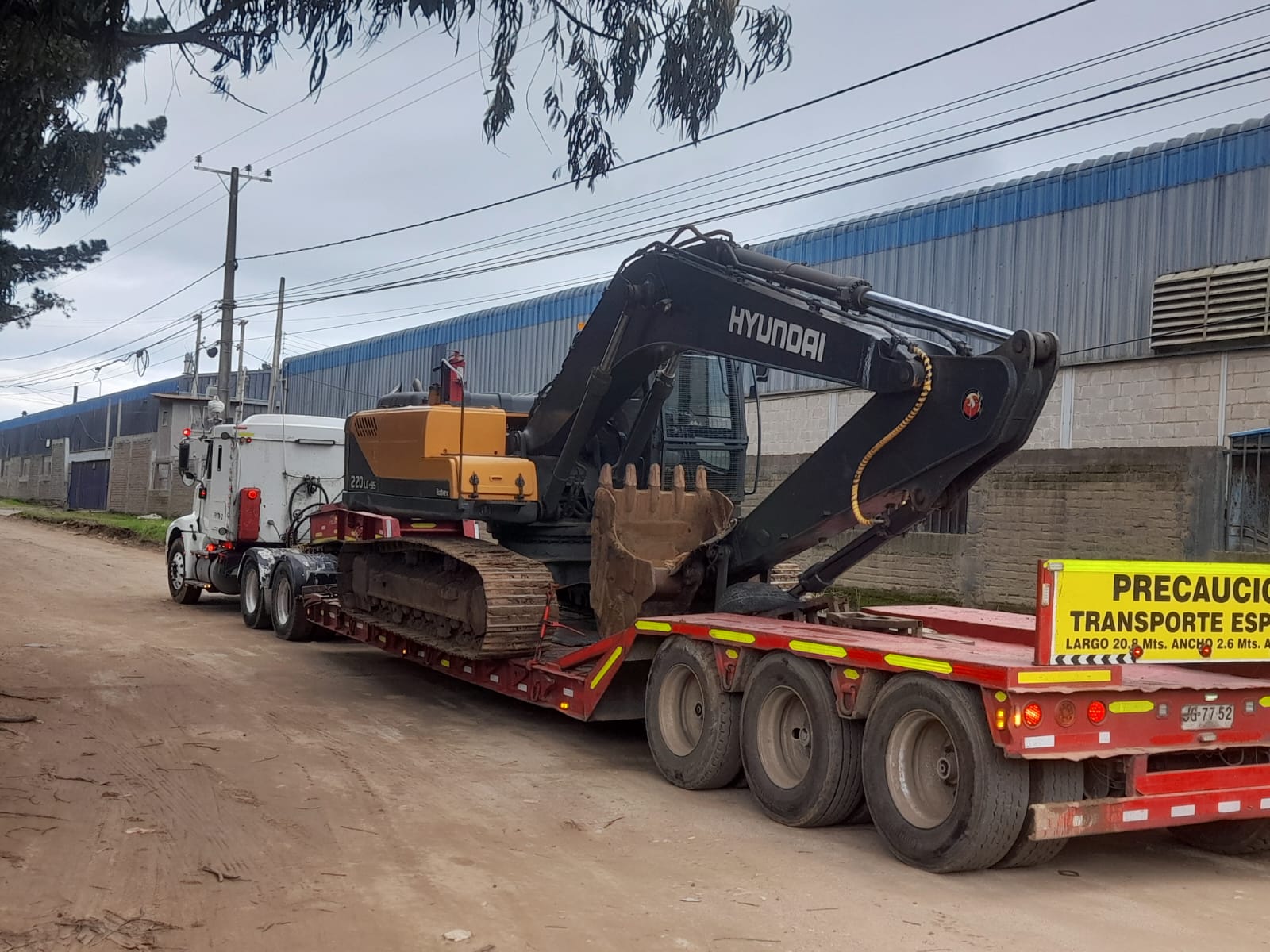 Transportes de carga pesada con seguridad industrial certificada - Protocolos de seguridad para transporte de maquinaria pesada y equipos industriales en V Región - Flocam Transportes Chile