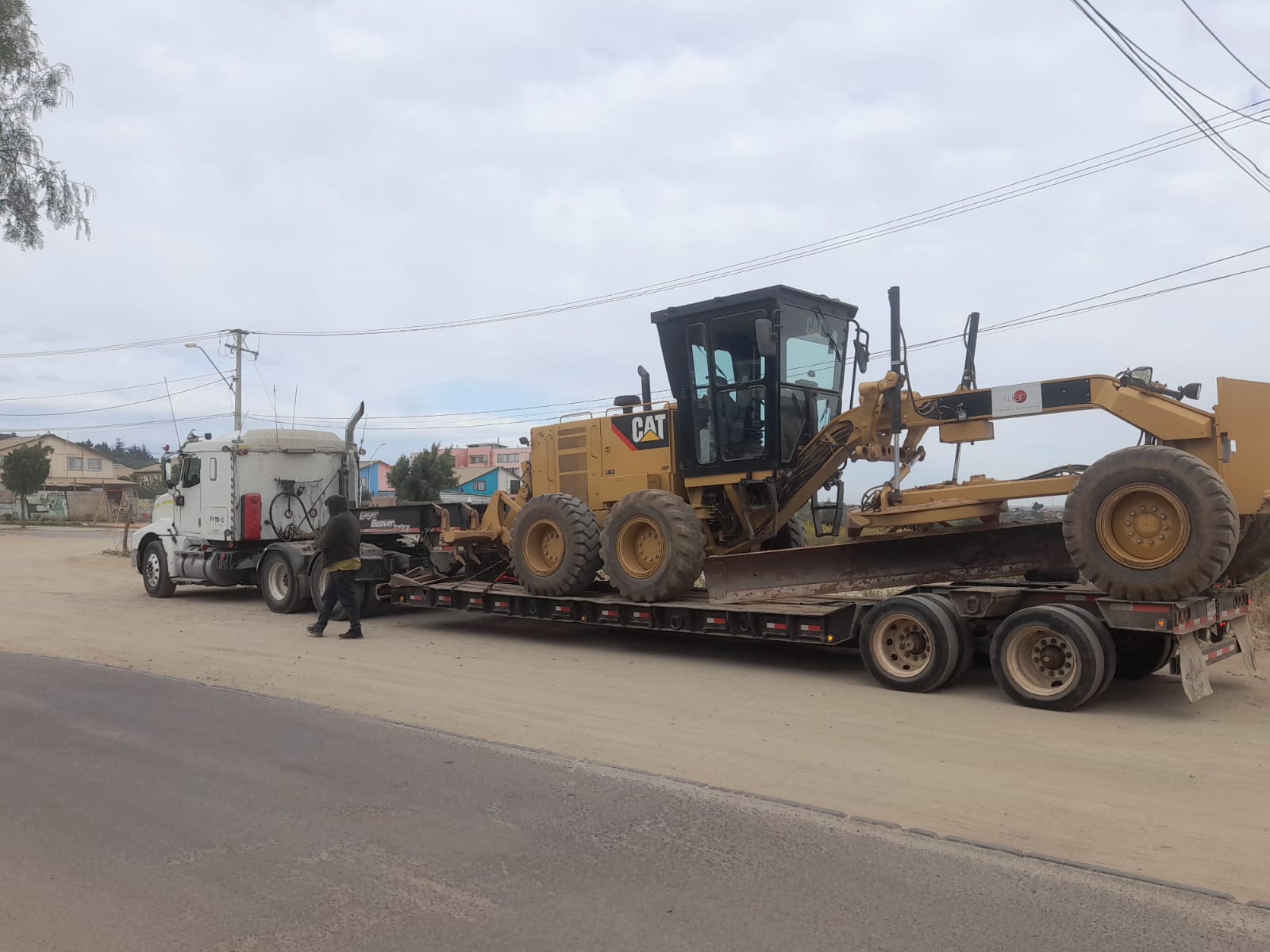 Transportes profesionales para estructuras metálicas sobredimensionadas - Logística de transportes especializada para elementos industriales con camiones de carga pesada certificados - Flocam Transportes V Región Chile