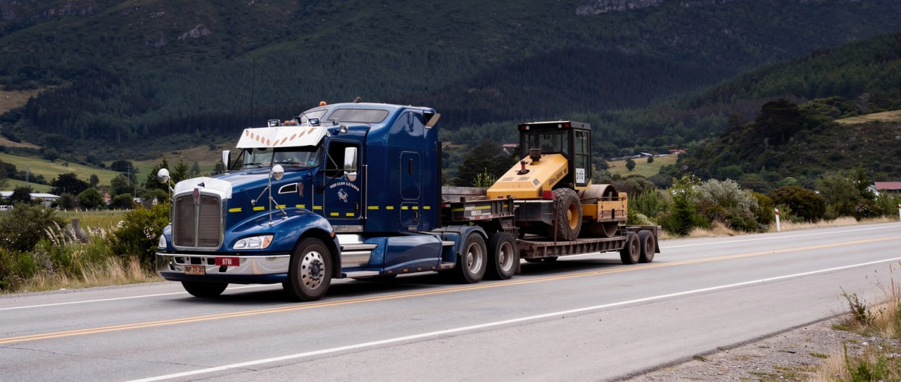 Servicio completo de cama baja traslados en V Región - Coordinación planificación seguimiento transporte de maquinaria pesada equipos industriales estructuras metálicas - Gestión de permisos rutas especiales prevencionistas de riesgo - Flocam Transportes ConCon Valparaíso Chile